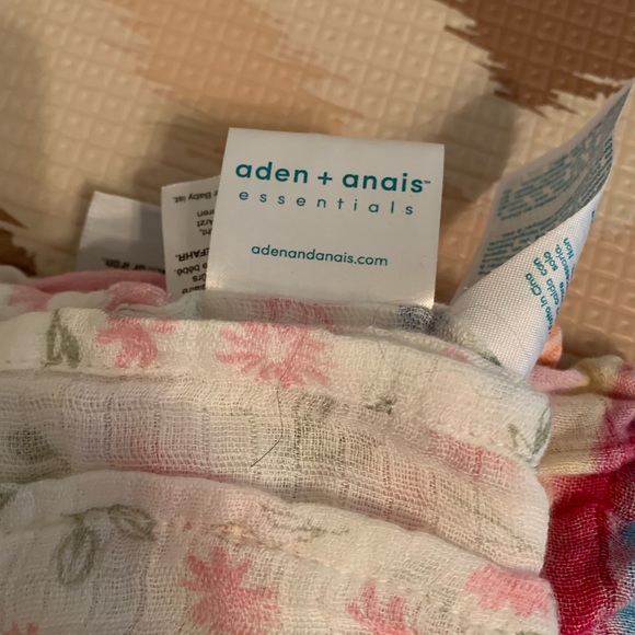 Lot of 5 Baby Blankets - Picture 5 of 7